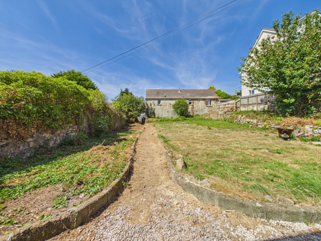 Lot: 225 - DETACHED THREE-BEDROOM HOUSE WITH LARGE GARDEN - Front garden with property behind